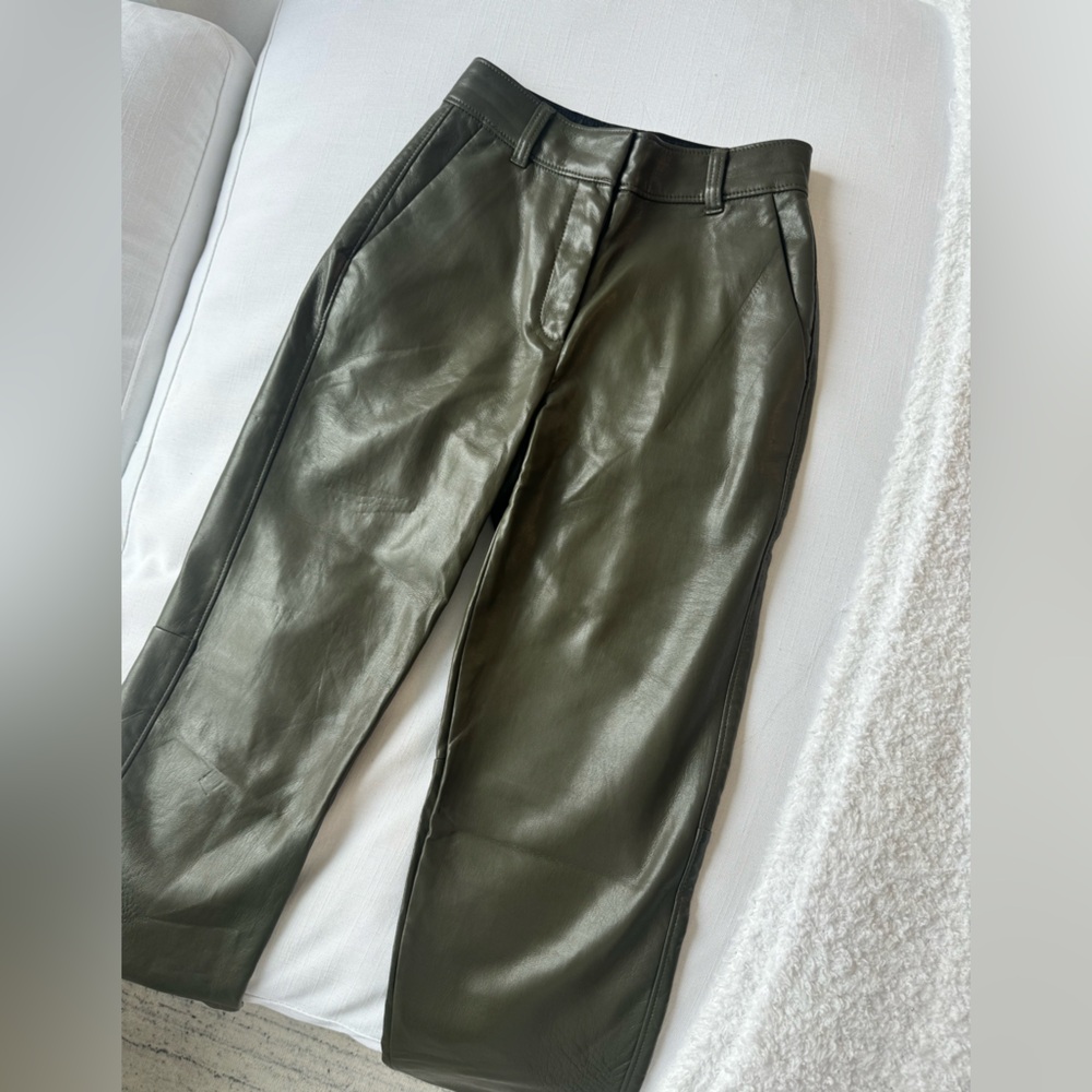 Aritzia Command Cropped Pant
Mid-rise Vegan Leather pants - Green